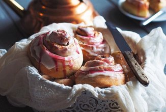 Булочки Синнабон с вишневой глазурью