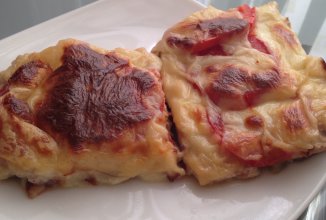 Запеканка из куриного фарша с баклажаном, помидором и сыром