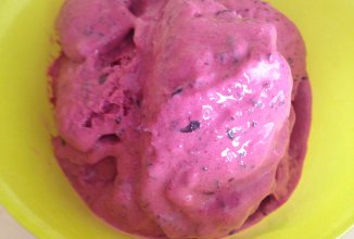 Йогуртовое мороженое со смородиной