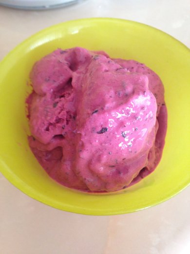 Йогуртовое мороженое со смородиной
