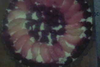 Шарлотка с вишней и сливами