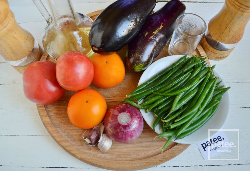 Теплый салат с баклажанами и спаржевой фасолью - Шаг 1