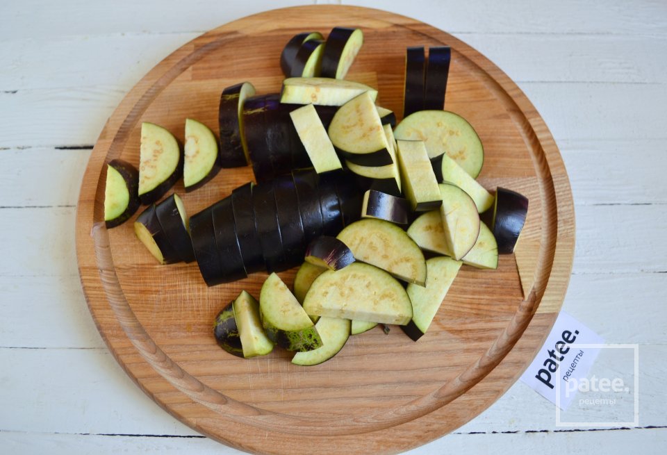 Теплый салат с баклажанами и спаржевой фасолью - Шаг 2