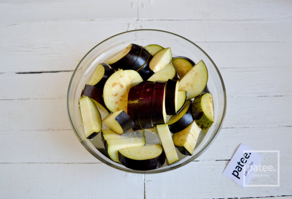 Теплый салат с баклажанами и спаржевой фасолью - Шаг 3