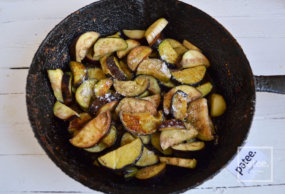 Теплый салат с баклажанами и спаржевой фасолью - Шаг 5