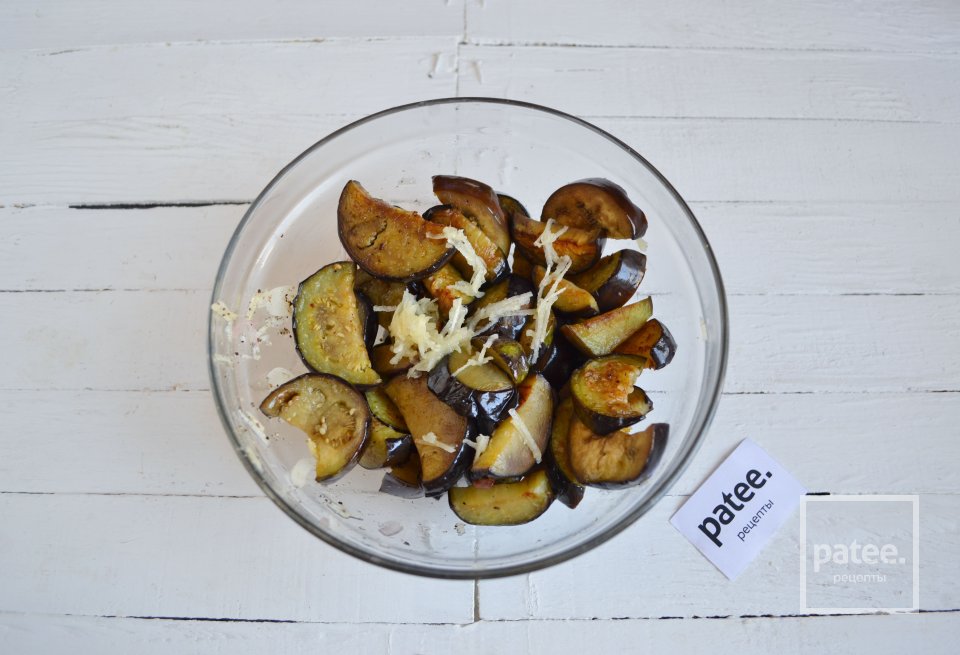 Теплый салат с баклажанами и спаржевой фасолью - Шаг 7