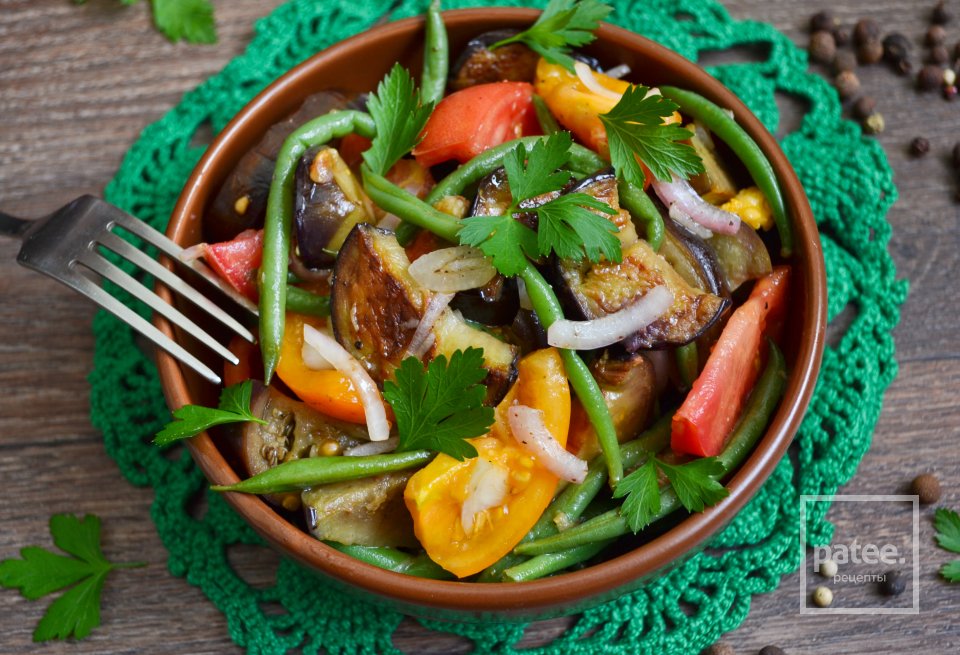 Теплый салат с баклажанами и спаржевой фасолью - Шаг 15