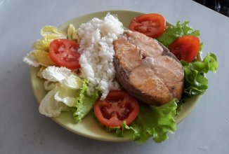 Красная рыбка с овощами и рисом