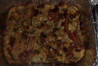 Тертый пирог из банана и овсянки со сливами