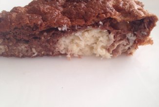 Шоколадный пирог с творожными шариками