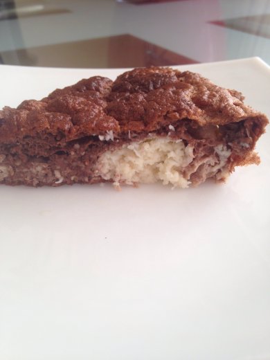 Шоколадный пирог с творожными шариками