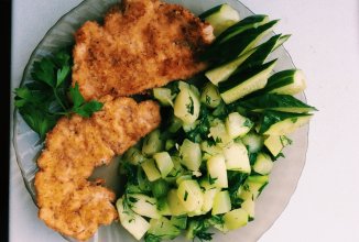 Куриные отбивные с гарниром из жареных кабачков с зеленью