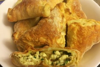 Слоеные пирожки с луком и яйцами