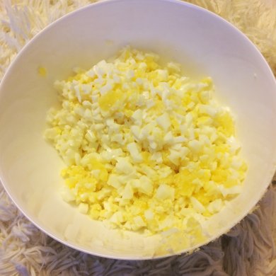 Слоеные пирожки с луком и яйцами - Шаг 1