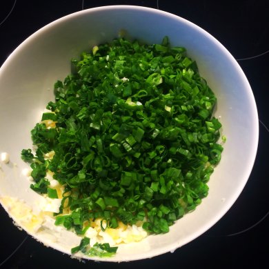 Слоеные пирожки с луком и яйцами - Шаг 2