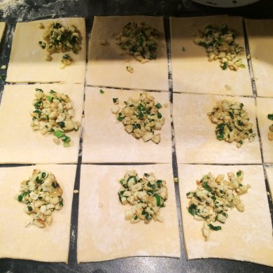 Слоеные пирожки с луком и яйцами - Шаг 5