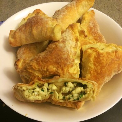 Слоеные пирожки с луком и яйцами - Шаг 7