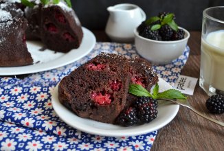 Кекс-брауни с ежевикой