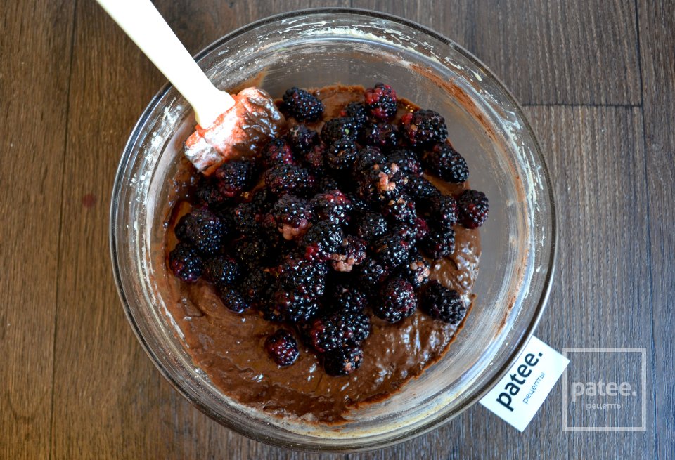 Кекс-брауни с ежевикой - Шаг 14