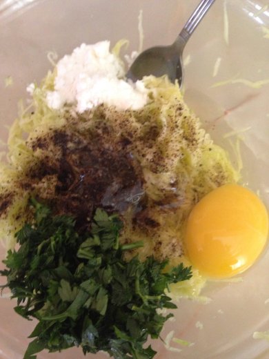 Ленивые беляши из кабачка и куриного фарша - Шаг 1