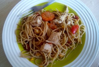 Спагетти с овощами и курицей