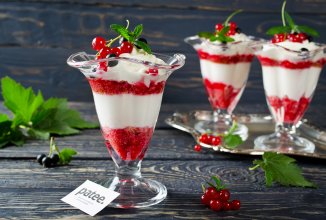 Творожный десерт со смородиной и взбитыми сливками