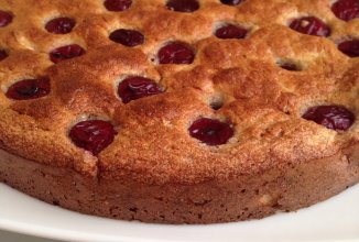 Манник с яблоками и вишней