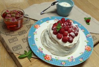 Панкейки с творожным кремом и малиной