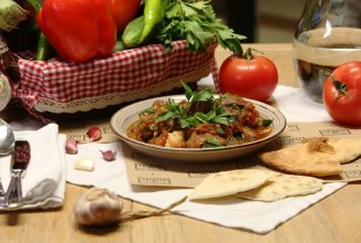 Чахохбили с курицей и пшеничными лепёшками