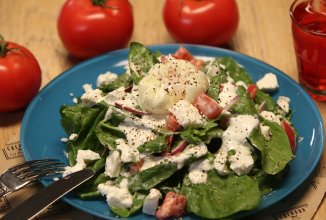 Салат со шпинатом, томатами и яйцом пашот