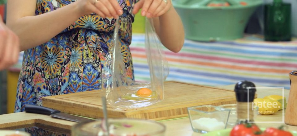 Салат со шпинатом, томатами и яйцом пашот - Шаг 1