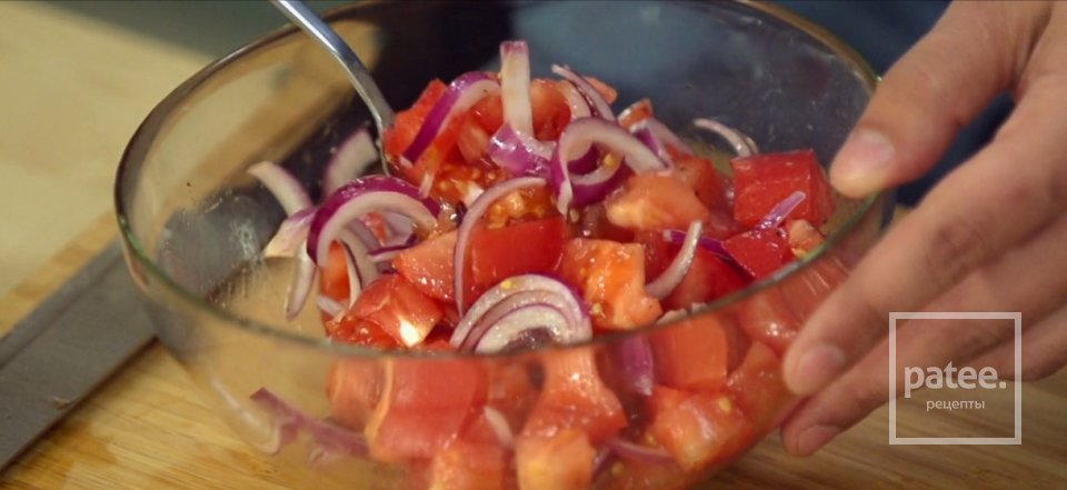 Салат со шпинатом, томатами и яйцом пашот - Шаг 4