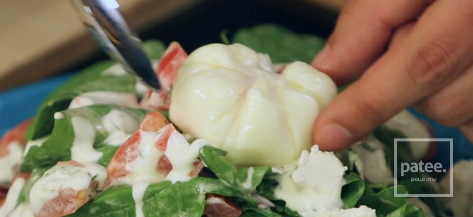 Салат со шпинатом, томатами и яйцом пашот - Шаг 5