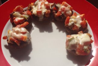 Запеченные шампиньоны с куриной грудкой и томатами под моцареллой