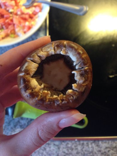 Запеченные шампиньоны с куриной грудкой и томатами под моцареллой - Шаг 3