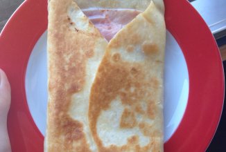 Ролл с ветчиной, сыром и томатами