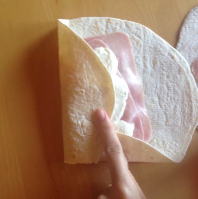 Ролл с ветчиной, сыром и томатами - Шаг 4