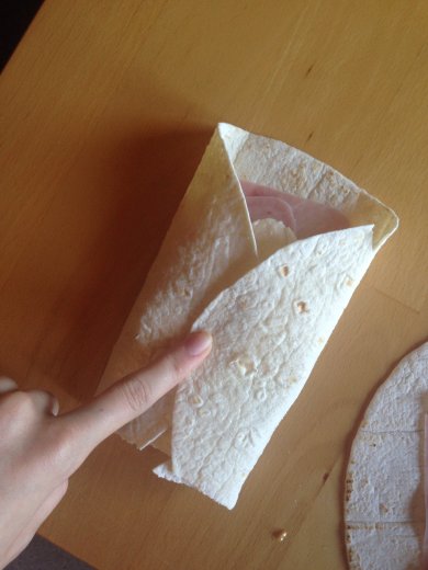 Ролл с ветчиной, сыром и томатами - Шаг 5