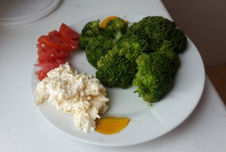 Брокколи с чесно-сырным соусом