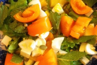 Салат из жёлтых помидоров с тыквой и мятой