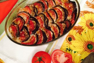 Баклажаны, запечённые с томатами и моцареллой