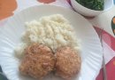 Мясные котлеты под соусом бешамель с сыром.