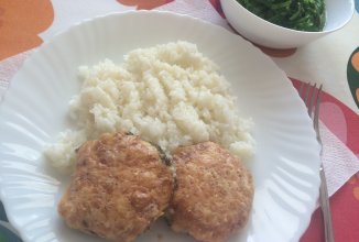 Мясные котлеты под соусом бешамель с сыром.