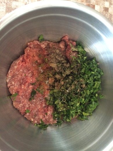 Мясные котлеты под соусом бешамель с сыром. - Шаг 1