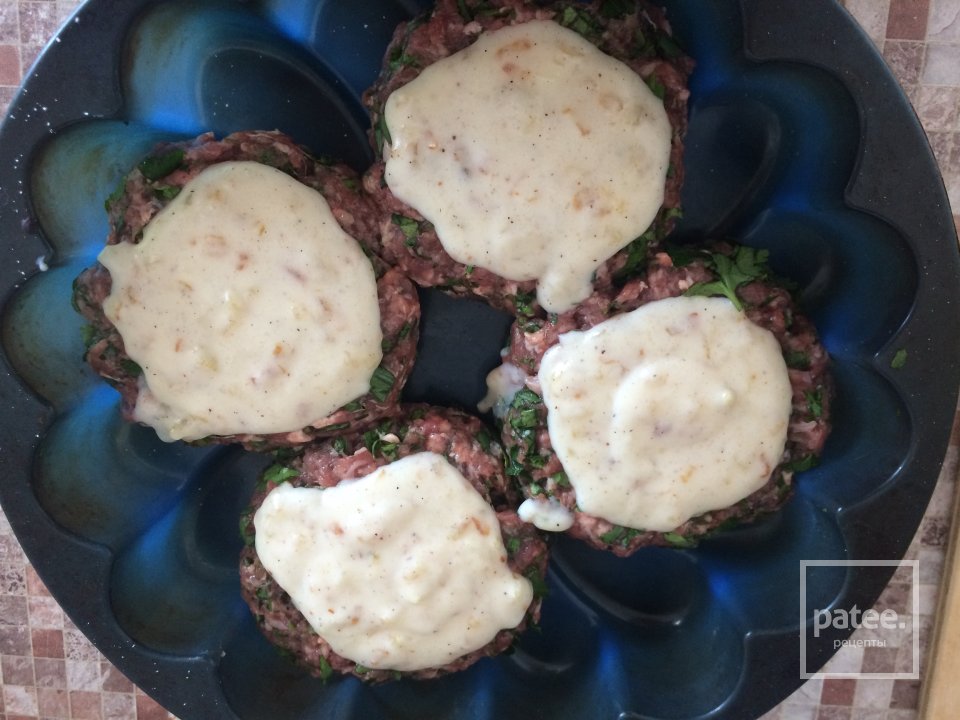 Мясные котлеты под соусом бешамель с сыром. - Шаг 7