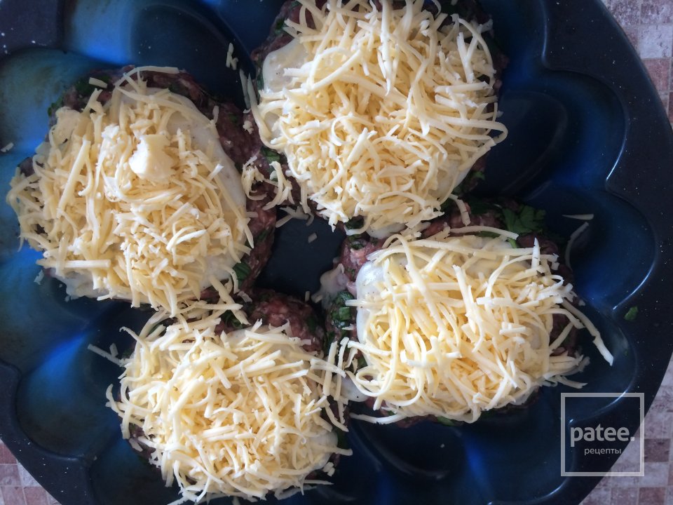 Мясные котлеты под соусом бешамель с сыром. - Шаг 8