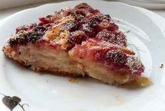 Шарлотка с яблоками и малиной