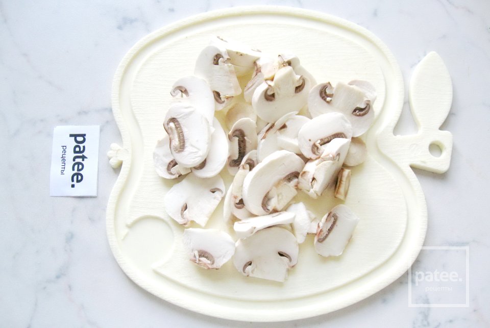 Куриные желудки в белом соусе с грибами - Шаг 7