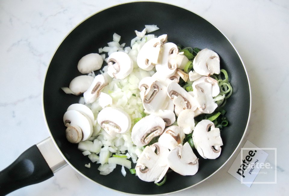 Куриные желудки в белом соусе с грибами - Шаг 8