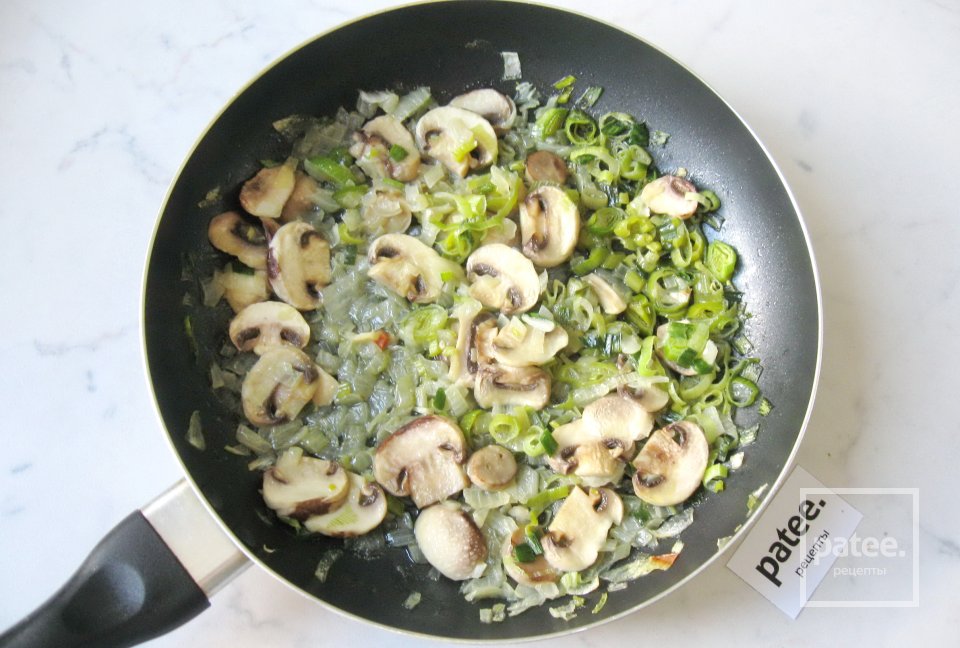 Куриные желудки в белом соусе с грибами - Шаг 9